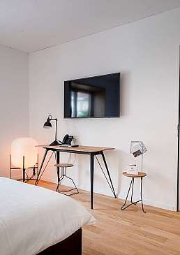 Bett, Tisch, Fernseher
